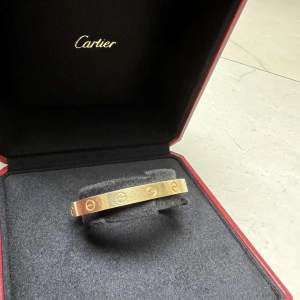 Cartier love Armband, aldrig använd, stainless steel, du får med alla tillbehör samt låda. Guld 