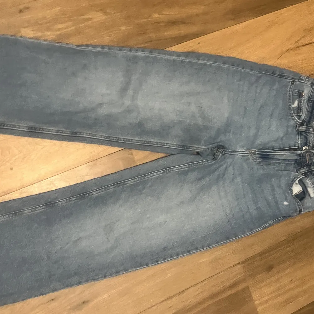 Hej!! Säljer ett par jätte fina högmidjade jeans!!de är jätte fina och de är i storlek 36 cm 165/68A, Skivkar bättre bilder i Dm. Jeans & Byxor.