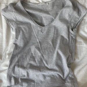 Randig t-shirt. - En svart och vit randig t-shitt som är rätt kroppsnära. Aldrig använd. 