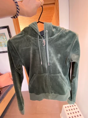 Juciy Couture jakke - Selger denne nydelige juciy Couture jakka da den ikke blir brukt. Er i str xs 