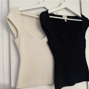 VIT H&m topp - Säljer den VITA stickade toppen från H&m storlek M! Båda bilderna är lånade men skickar gärna egna vid intresse❤️