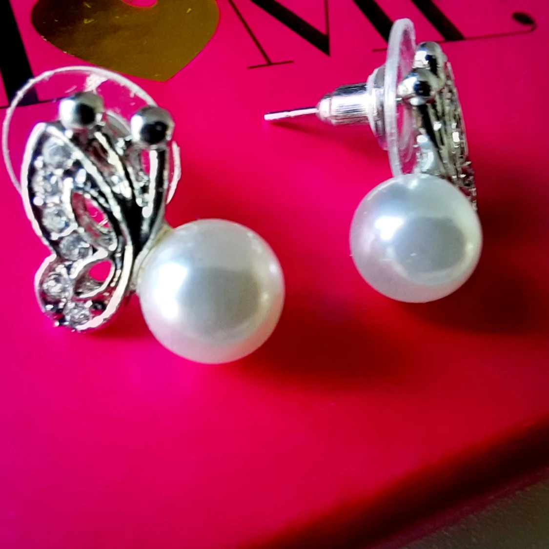 Earrings with artwork pearl and a butterfly motif