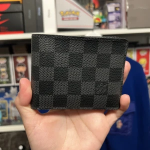 Louis Vuitton Slender Plånbok Oanvänd - Helt ny oanvänd louis vuitton Slender plånbok i damier graphite. Ingår box, dustbag och inslagning.