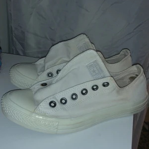Vita låga converse - Snören saknas (Nytvättade)