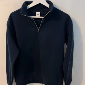 Half zip up tröja - Half zip up tröja som köptes nyligen. Aldrig använt pga fel storlek. Skick: 10/10. Pris: 250kr