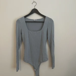 Ljusblå bodysuit - Använd några gånger  Passar M/L
