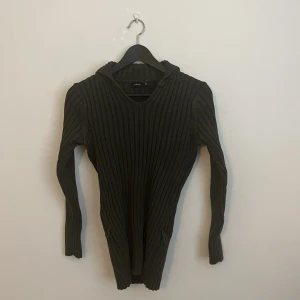 Mörkgrön tröja - Passar S/M