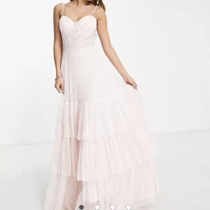 Balklänning  - Säljer en helt oanvänd balklänning på grund av att jag hittade en annan klänning till min bal och har ej möjlighet att skicka tillbaka. Satt helt underbart och var en helt magisk modell. Väldigt liten i storleken sp hade absolut passat en 38-40