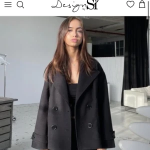 Design by si kappa - Säljer denna svarta kappa från design by si❤️ Aldrig använd och den har lappen kvar. Storlek M/L