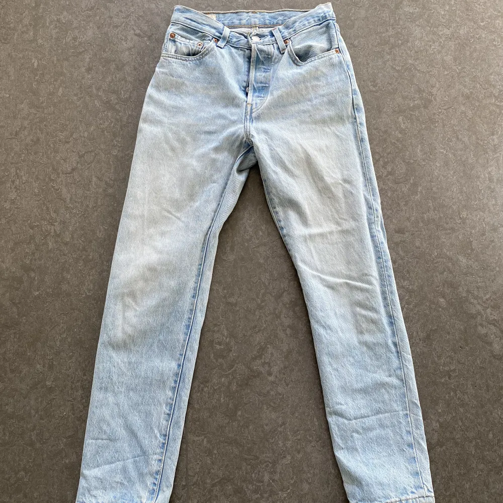 Ljusblåa 501 jeans från Levi’s i storlek W24 L28. Jeans & Byxor.