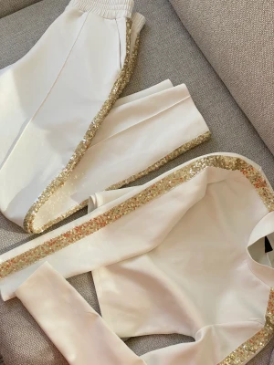 Set  - Så fint vitt set, helt i nyskick! Använt väldigt få gånger. Topp i strl M (liten M) och byxa i strl XS. Snygg kostymbyxa-passform på byxorna 🤍 båda delarna för 250kr + spårbar frakt, vid snabb affär kan vi dela på frakten 🦋✨🤍