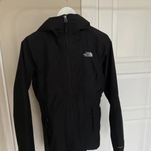 The North face jacka - The North face jacka i storlek S i den längre modellen. Helt oanvänd. Nypris 1200kr Säljer för 600kr eller bud