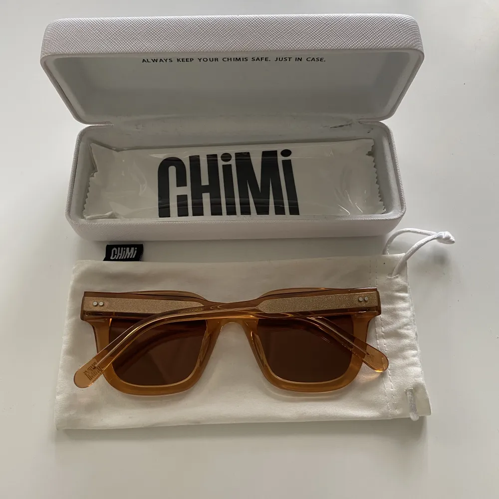 Hej, säljer nu dessa chimi 04 i färgen peach. Solglasögonen är i fint skick. Oöppnad putsduk. Hör av er med frågor och funderingar.. Accessoarer.