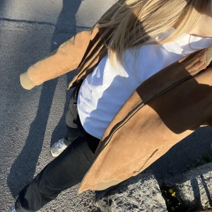 Läderjacka - 100% läderjacka från Seleced Homme!🤎 Inköpt på herravdelningen och därför oversized modell på mig som är S. Fickor på sidorna med dragkedja och innerficka. I väldigt fint skick! Perfekt till vår, sommar och höst. Inköpspris: 1600kr