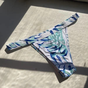 Bikini - Bikiniunderdel, använd en gång för länge sedan men passade inte mig. Stl S men sitter som en XS🤍