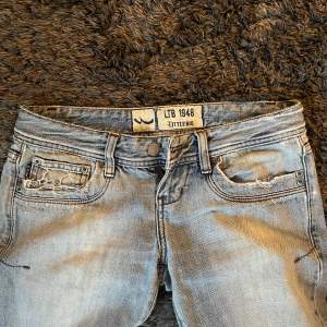Säljer dessa as snygga LTB jeans i storlek W26xL30. Coola fickor med orange/brun färg, inte slitna och är i bra skick!! Om många intresserade blir det budgivning🌟❤️