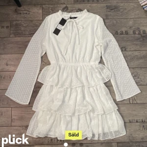 Studentklänning - Säljer den här fina vita oanvända klänningen då den inte passar mig! Lappen kvar och aldrig använd, köpt på Plick därav lånade bilder!