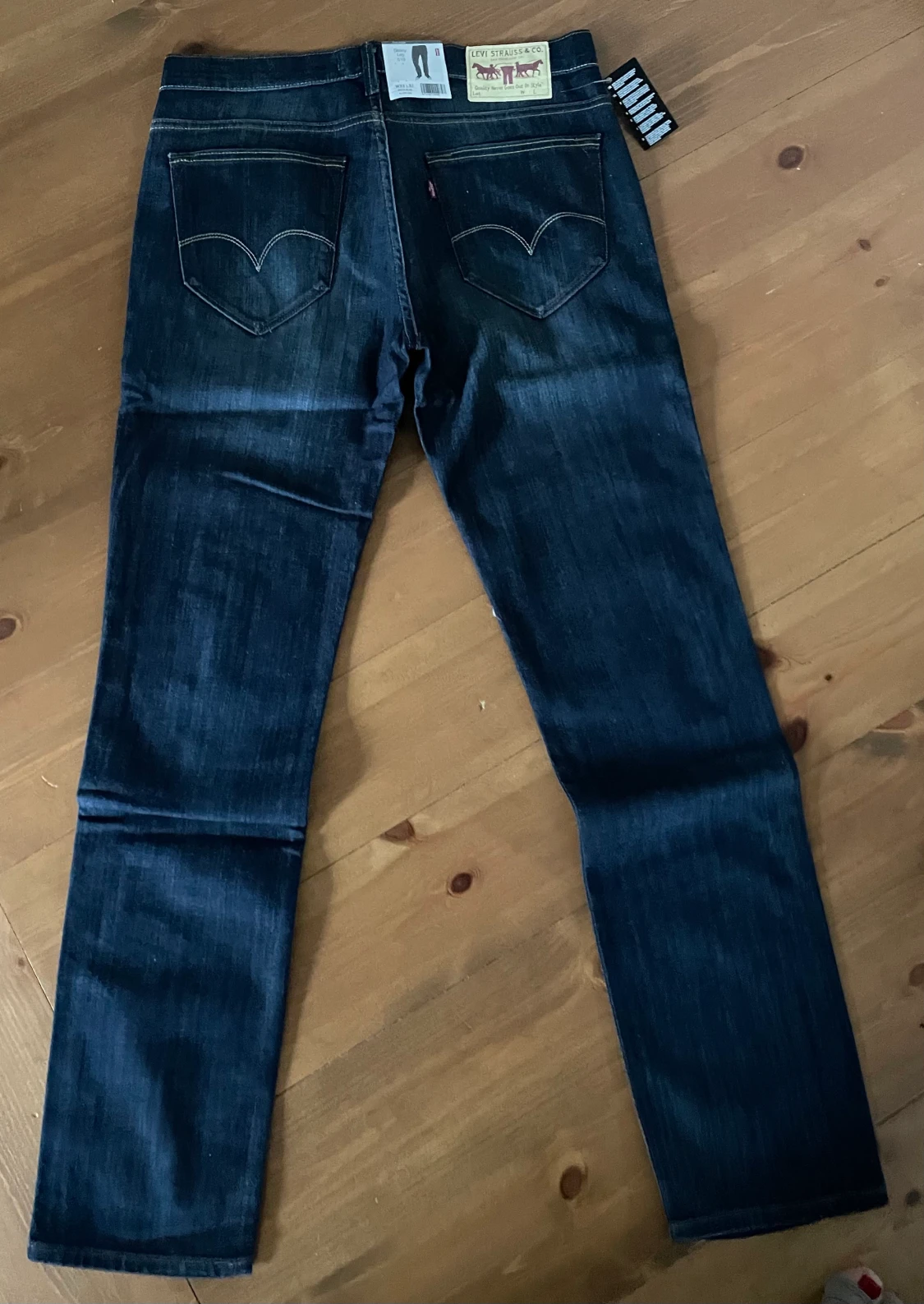 Oanvända Levis med alla taggar kvar - 90