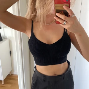 Svart litet linne - Säljer denna svarta lilla toppen då den är lite för liten för mig! Ribbat material väligt stretight! Köparen står för frakten! Fråga om det är något 💗🚚