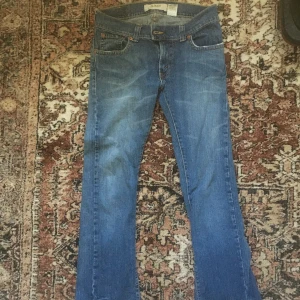 Vintage Levis jeans - Så så snygga Jeans från Levis modell 504, med coola fickor på baksidan. Midjemåttet är ca 42 cm tvärs över och innerbenslängden är 78 cm. Jag älskar verkligen dom här jeansen, men tyvärr är dom för stora för mig och bara hänger i garderoben 😭💝💝💝