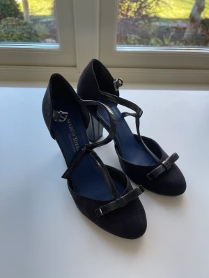 Superfina klackar i svart  - Jättefina klackar i nyskick som passar perfekt till bröllop, bal eller fest. Endast använda en gång. Storlek 38