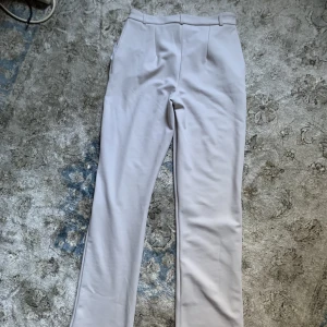 Kostymbyxor  -  helt oanvända kostymbyxor i storleken  S. 