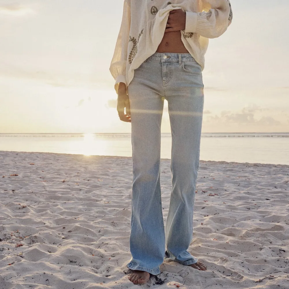 Jättesnygga jeans ifrån zara i modellen ”the low waist bootcut”, säljer för att dom ej kommer till användning. Helt oanvända.. Jeans & Byxor.