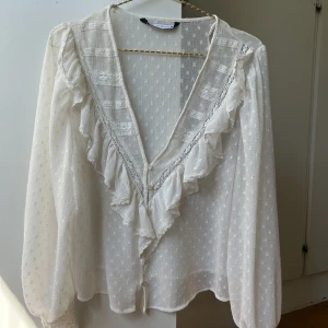 Vit blus i spets Zara - Helt oanvänd vit blus från Zara i storlek S.   Köparen står för frakten