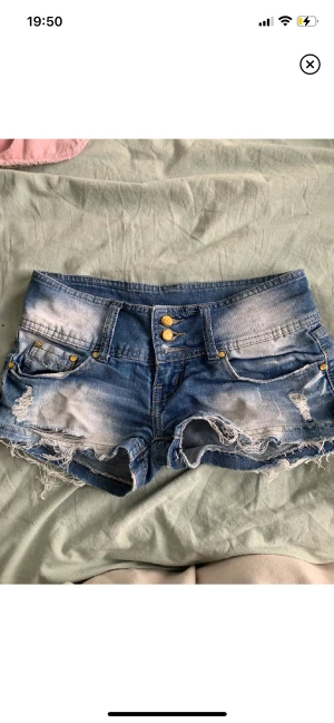 Shorts från Miss Grace - Sjukt söta shorts som tyvärr är för små för mig. En av knapparna saknas och kan lätt sys på, inget som syns när man har på sig dem.