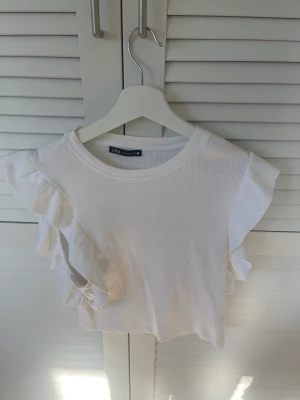 Zara topp - Vit topp från zara i storlek M.