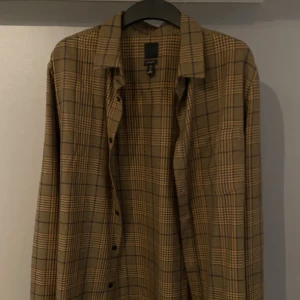 Skjorta från H&M - Säljer denna snygga skjorta från H&M! 🔥  Kan gå ner i pris vid snabb affär