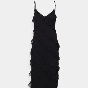 Gina tricot volang klänning  - Säljer denna superfina klänning från gina då jag beställde hem två stycken storlekar.  Iom att det är många som frågar om den så har jag bestämt mig för att starta bud! 