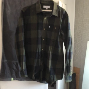 Erla of Sweden flannel - Säljer denna fina Erla of Sweden flannel då jag inte kommitbatt få någon användning av den. Skick 10/10 aldrig använd. Nypris 300kr.