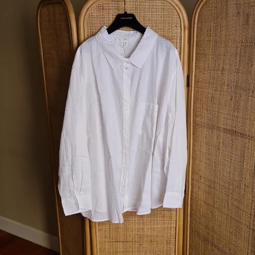 Beautiful 100% linen shirt from H&M. Large size, super comfortable if youre a smaller size and wants oversized. Lovely quality fabric, perfect for summer 💖. Skjortor.
