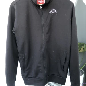 GOSHA RUBSCHINSKVIY x Kappa - ”Rowa” x Kappa track Kond: lite sådär noppig och använt därav priset men hör av dig vid funderingar