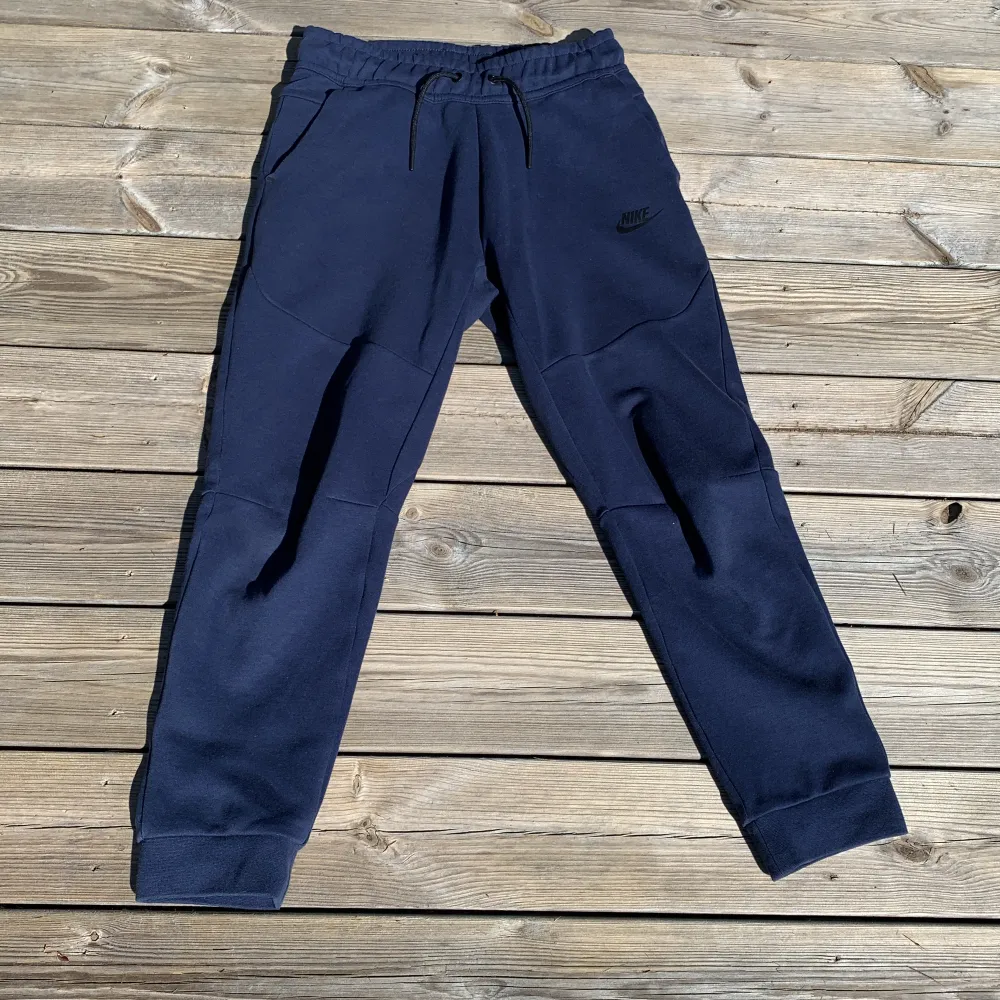  Ett par helt nya tech fleece byxor i färg mörk blå👍. Jeans & Byxor.
