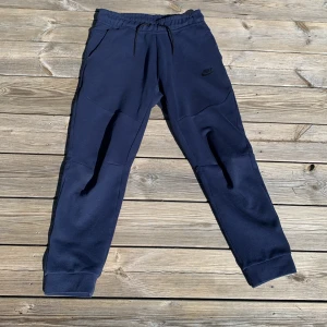 Helt nya tech fleece byxor  -  Ett par helt nya tech fleece byxor i färg mörk blå👍