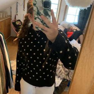 Söt prickig stickad - Super skön stickad tröja💕 Skriv om intresse eller om fler bilder❤️