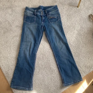 Low waist jeans - Så sjukt coola low waist boutcut jeans med snygga detaljer på fickorna!! Super bra skick och knappt använda❤️❤️