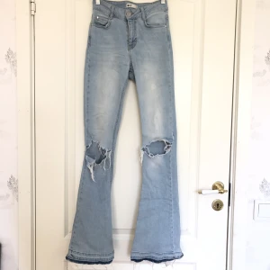 Jeans - Blåa jeans i storlek xs från gina tricot. 