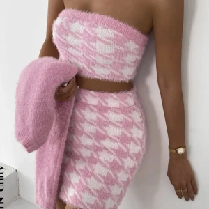 Helt nytt sett - Säljer kjolen och toppen!! Superfint men har aldrkg kommit till användning. Storlek S, pris för båda delarna! 