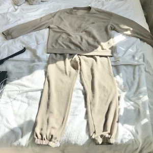 Mjukis set - Beige oanvänt mjukis set i storlek M. Oversize på mig som vanligtvis är storlek xs/s.