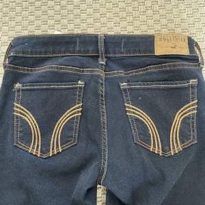 W26 L33 lågmidjade bootcut Hollister jeans i riktigt bra skick men som inte passar mig längre, använd gärna köp nu🤍 
