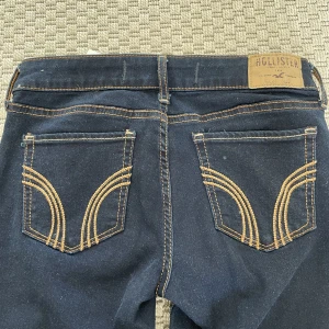 Hollister jeans - W26 L33 lågmidjade bootcut Hollister jeans i riktigt bra skick men som inte passar mig längre, använd gärna köp nu🤍 