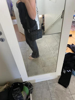 Handväska  - Säljer min handväska men silver kedja på, har ingen användning av den. Den är köpt på new yorker för 299kr