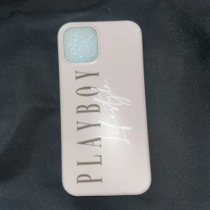 PlayBoy skal iphone 12 - Helt ny playboy skal iphone 12 Säljer då den inte passar min iphone 13 och kunde inte returnera. Köpt för 360kr 