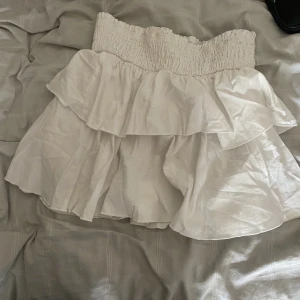 Volang kjol - Hej, säljer denna jätte fina och söta volang kjolen som är köpt från Shein. Den är ganska i nyskick och jag har använt den max 1-2 gånger och köpte den förra året💞Köparen står för frakten!!!💞💞💞