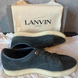 Lanvin  - Jag säljer mina riktigt snygga lanvin skor i en EXTREMT eftertraktad färg. Storlek 8UK/43EU. Skick 8/10 och riktigt fräscha. Skriv om du har några frågor. kan mötas i Stockholm och frakta. Finns fler bilder. Endast skor tillkommer men för billigt pris.