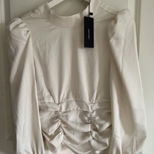 Vero Moda blus  - Helt ny blus från vero Moda. Jättefin modell med puffärmar och detaljer nertill💓 slutsåld på hemsidan & köpt för 349kr