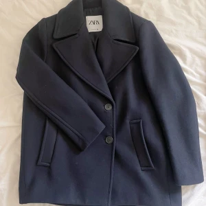 Skeppar kavaj i oversized modell - En super trendig oversized kavaj med fordring. En perfekt höst/vinter kappa i mörkblått. 